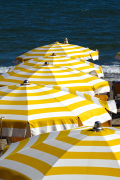 Ombrelloni da mare  a righe i gialle e bianche