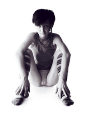 Naklejka premium Beautiful girl sit on the floor