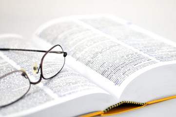 Langenscheid Wörterbuch und Brille