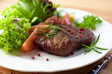 Cercles muraux Steakhouse Steak grillé aux légumes et herbes