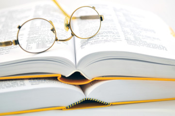 Wörterbuch und Brille