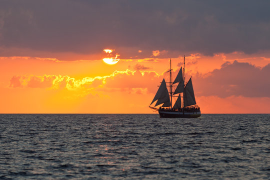 Fototapeta Yacht in Sunset