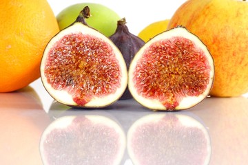 aufgeschnittene Feigen vor Obst