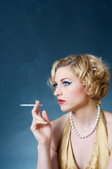 Obraz premium Smoking blond woman