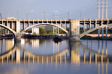 Fototapeta na wymiar Most w Minneapolis
