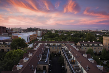 Obraz premium Sunsrise above apartment buildings