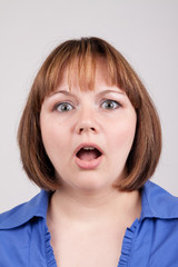 Девушка открыла рот от испуга