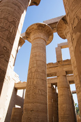 Fototapeta na wymiar Kolumny w świątyni Karnak, Luxor Egipt