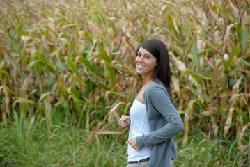 Ragazza che corre in un campo
