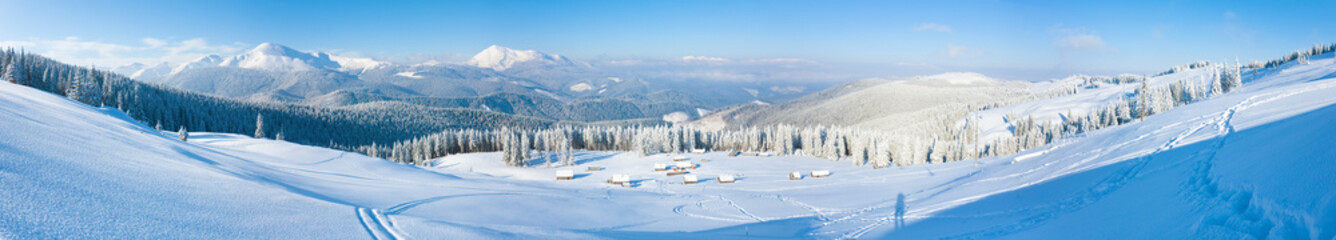 Fototapeta na wymiar Zimowy krajobraz panorama góra Morning