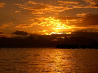 Naklejka premium Soleil couchant en Polynésie