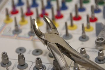 Fototapeta premium Zahnmedizin Instrumente für Zahnchirurgie - Implantation