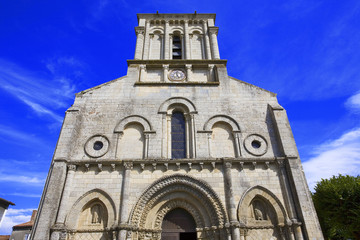 Fototapeta na wymiar Francja, 85, Marais Poitevin: Kościół Maillezais