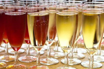 Gäser mit rotem oder gelbem Getränk