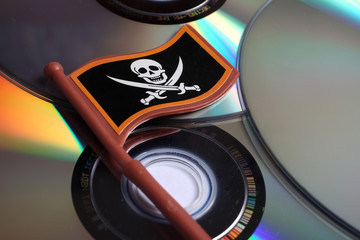 pirateria informatica - bandiera pirati su cd