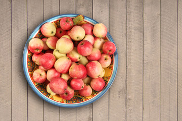 apples in a bowl on wooden background