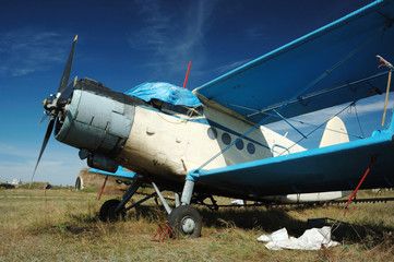 Fototapeta na wymiar Stary rosyjski dwupłatowiec An-2