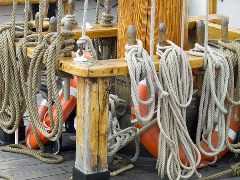 Maritime Details auf einem Traditionssegler