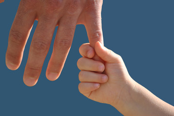 Una hija sigue su padre con la mano