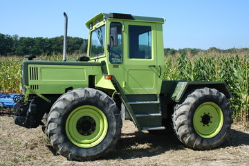 Landmschine vor Maisfeld