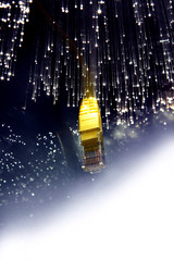 cavo di rete con fibra ottica e fondo bianco