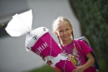 Schülerin vor ihren ersten Schultag