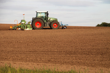 Obraz premium Traktor bei der Feldbearbeitung