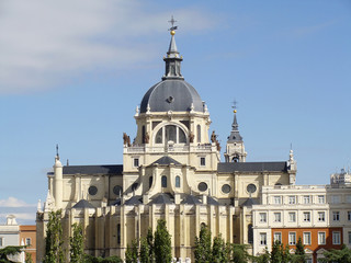Fototapeta na wymiar Absydzie katedry Almudena Madryt