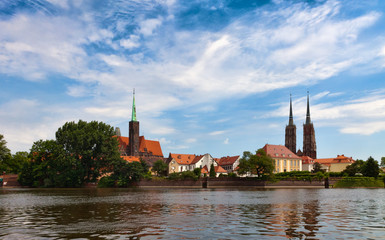 Fototapeta na wymiar Wroclav, Katedra Katedra widziana z rzeki Odry