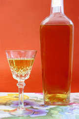 Bottiglia di whiskey e bicchiere