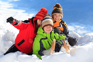 Fototapeta na wymiar Szczęśliwe dzieci w śniegu