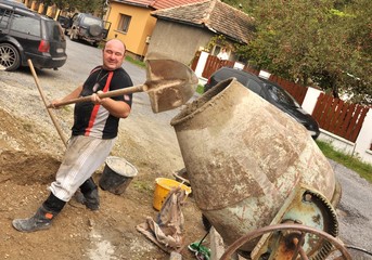 homme avec bétonnière
