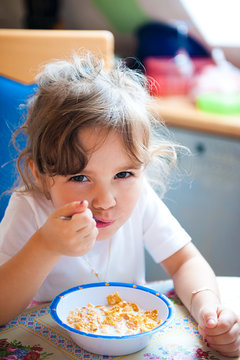 Kind essen Cornflakes