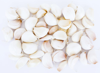 Fototapeta na wymiar garlic cloves on white background
