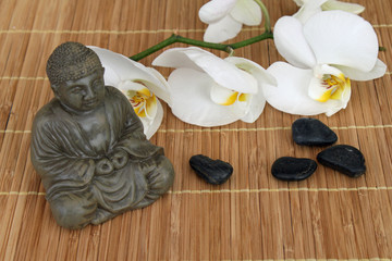 Fototapeta na wymiar Buddha mit Orchideenblüten