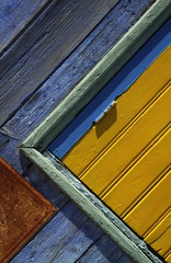 Fototapeta na wymiar volets et fenêtre vintage,vieux,maison,bois,peinture