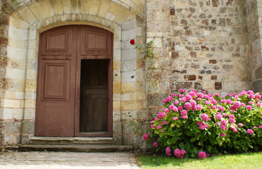 Fototapeta na wymiar Porte d'entrée de la Collégiale Saint Pierre de Gerberoy