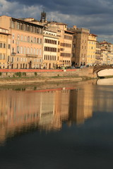 Fototapeta na wymiar brzegi rzeki Arno, Florencja, Włochy