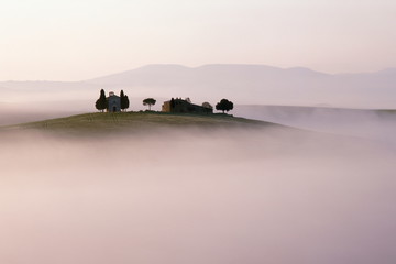 Hügellandschaft der Toskana im Morgennebel - 26086215