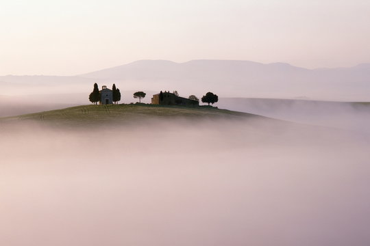 H&uuml;gellandschaft der Toskana im Morgennebel