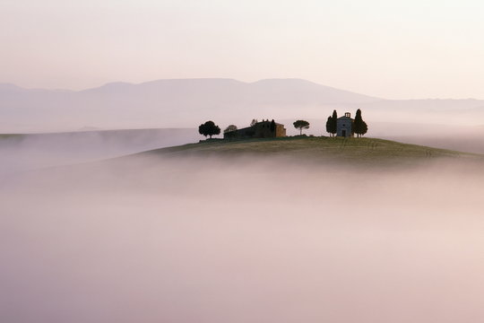 Hügellandschaft der Toskana im Morgennebel