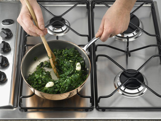 préparation des épinards à la poêle