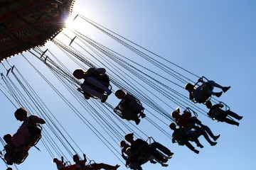 Kettenkarussell im Gegenlicht
