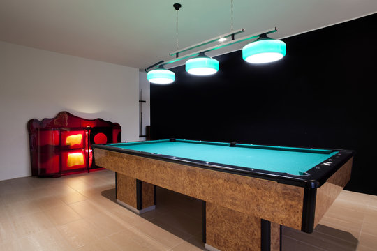 camera da bilardo, nessuno in vista, solo il tavolo