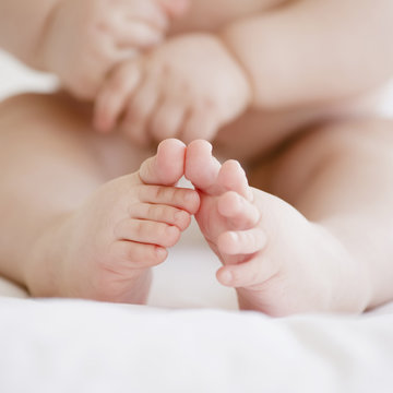 Mixed race baby boy&Otilde;s toes