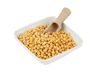 gelbe Schälerbsen in Schüssel mit Holzschäufelchen