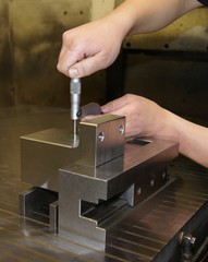 Werkstück messen mit dem Mikrometer