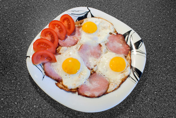Fried eggs with ham and tomatoes - 26093664