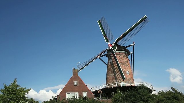 Moulin &agrave; vent par beau temps