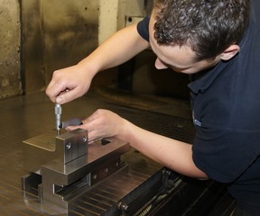 Werkzeugmacher-Azubi beim Messen mit Mikrometer